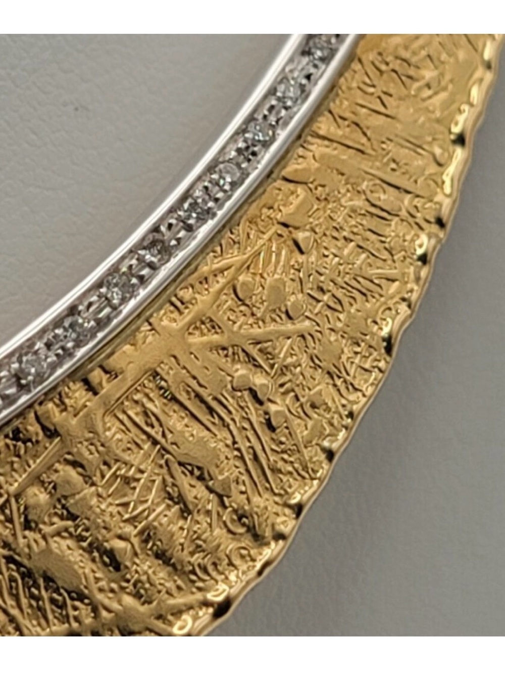 18k Gold Textured Crescent Collar Necklace with 0.20ct Diamonds - Picture 5 of 11